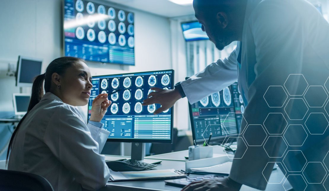 Profesionales de salud revisando tecnología médica