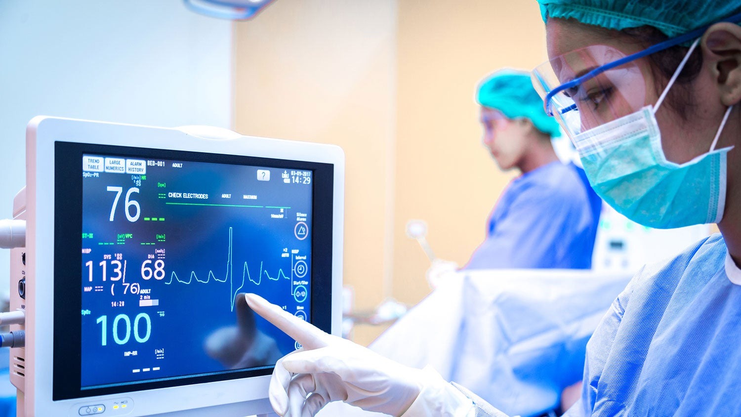 Equipo médico biomédico en monitoreo clínico